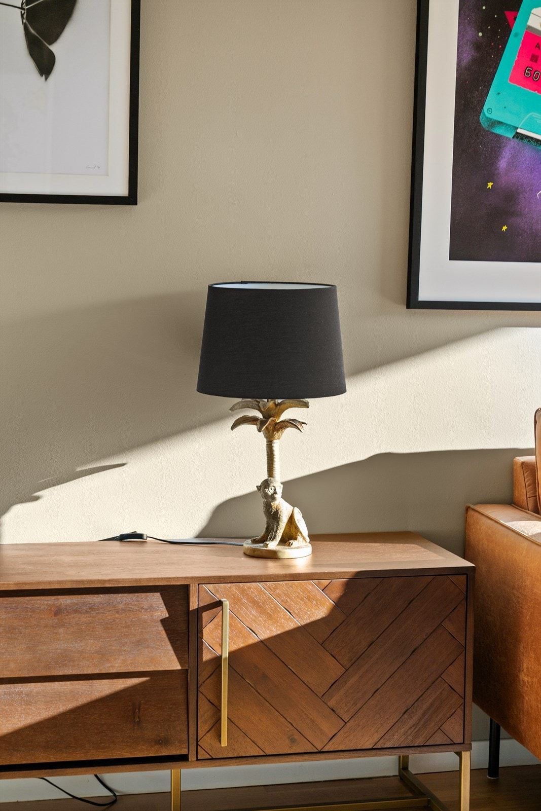 Vegger og himlinger er malt i lyse, tidsriktige farger, og listefri overgang mellom vegg og tak gir et stilrent og helhetlig preg. Galleribilde