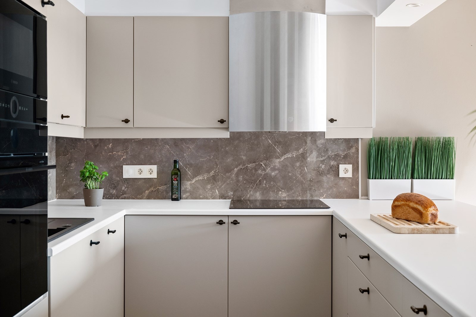 Barløsning mot stuen gir en naturlig overgang mellom rommene og fungerer godt som spiseplass eller samlingspunkt. Galleribilde