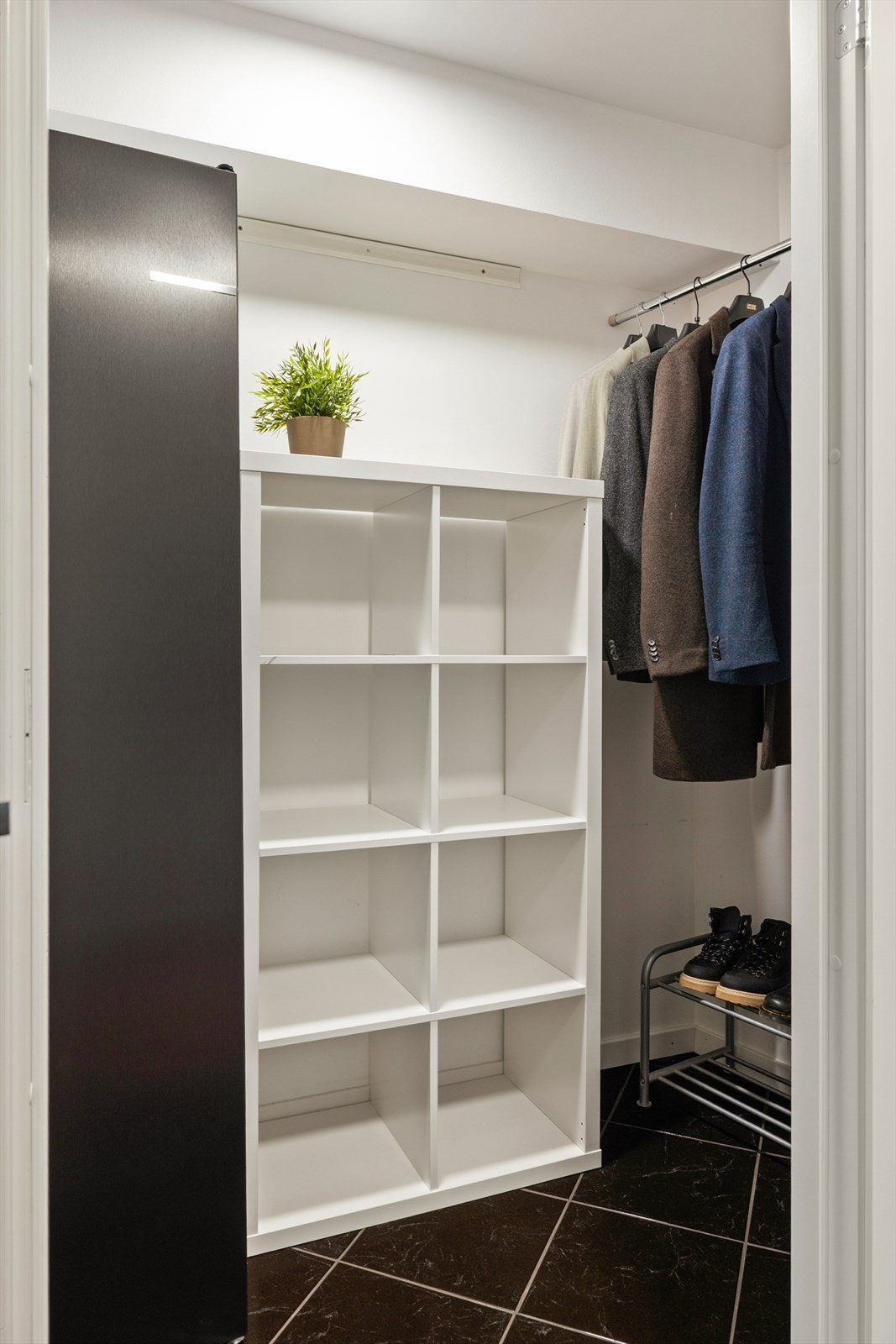 Her har du også en praktisk innvendig bod med god oppbevaringsplass, perfekt til klær, utstyr eller en ekstra fryser. Galleribilde