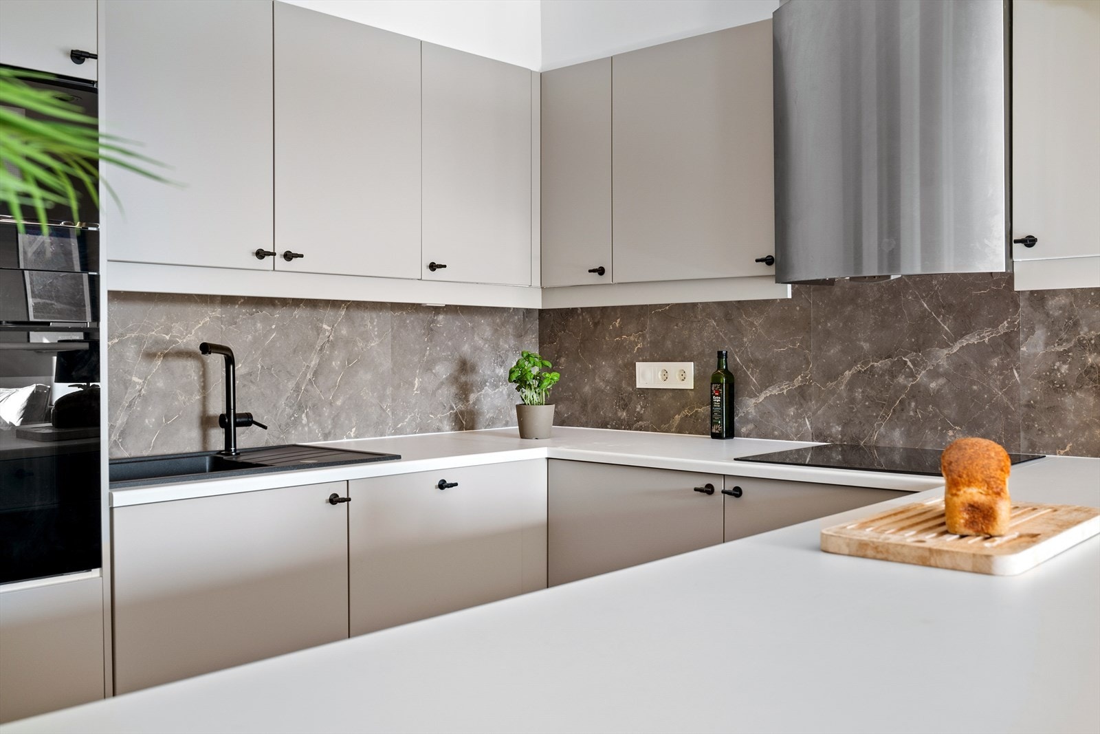 Innredningen har slette, tidløse fronter og soft-close på skuffer og skap. Laminat benkeplate og integrerte hvitevarer gir et moderne og funksjonelt arbeidsområde. Det er godt med skapplass og arbeidsflate. Galleribilde