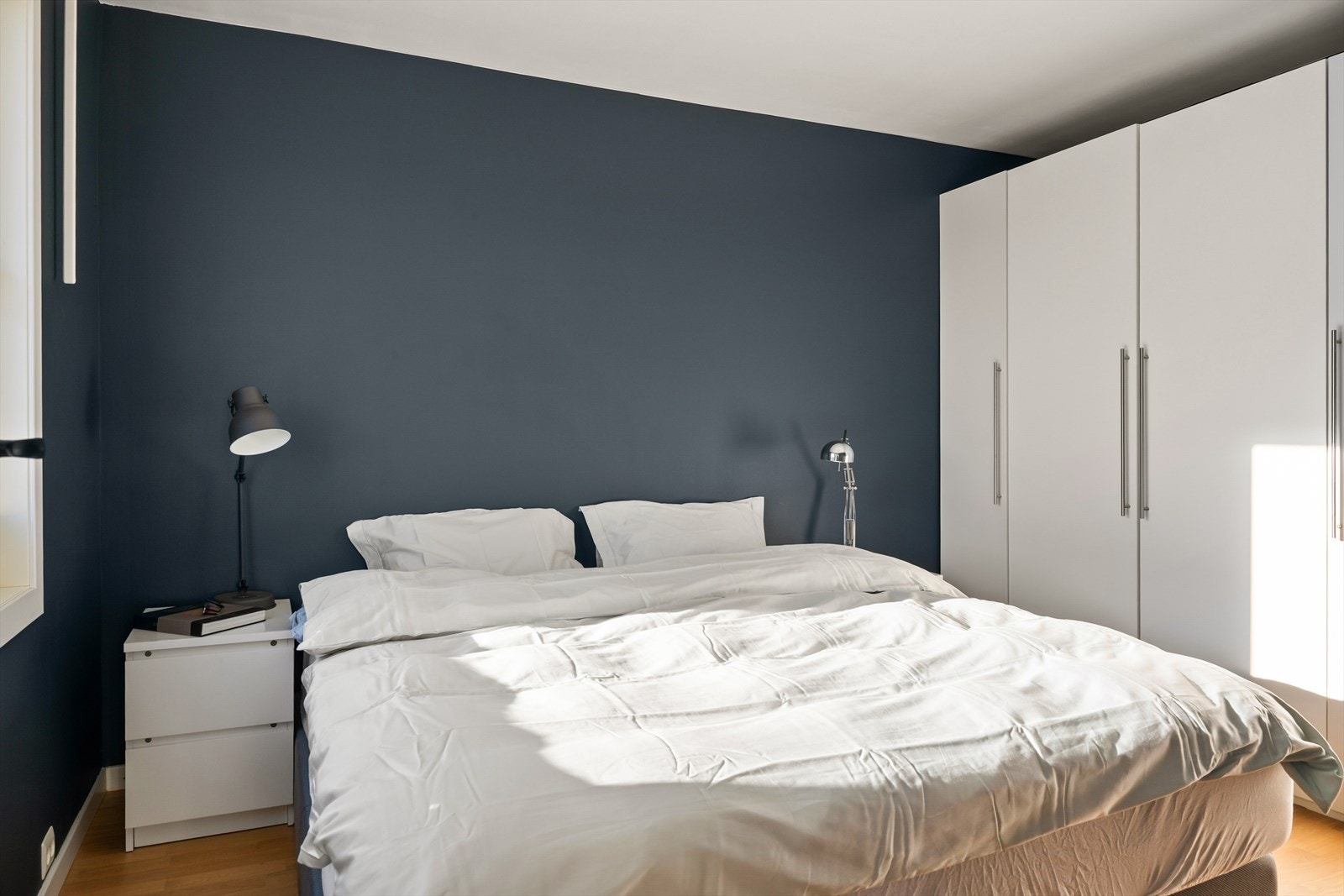 Soverommet har god størrelse og plass til dobbeltseng, nattbord og en romslig garderobe. Galleribilde