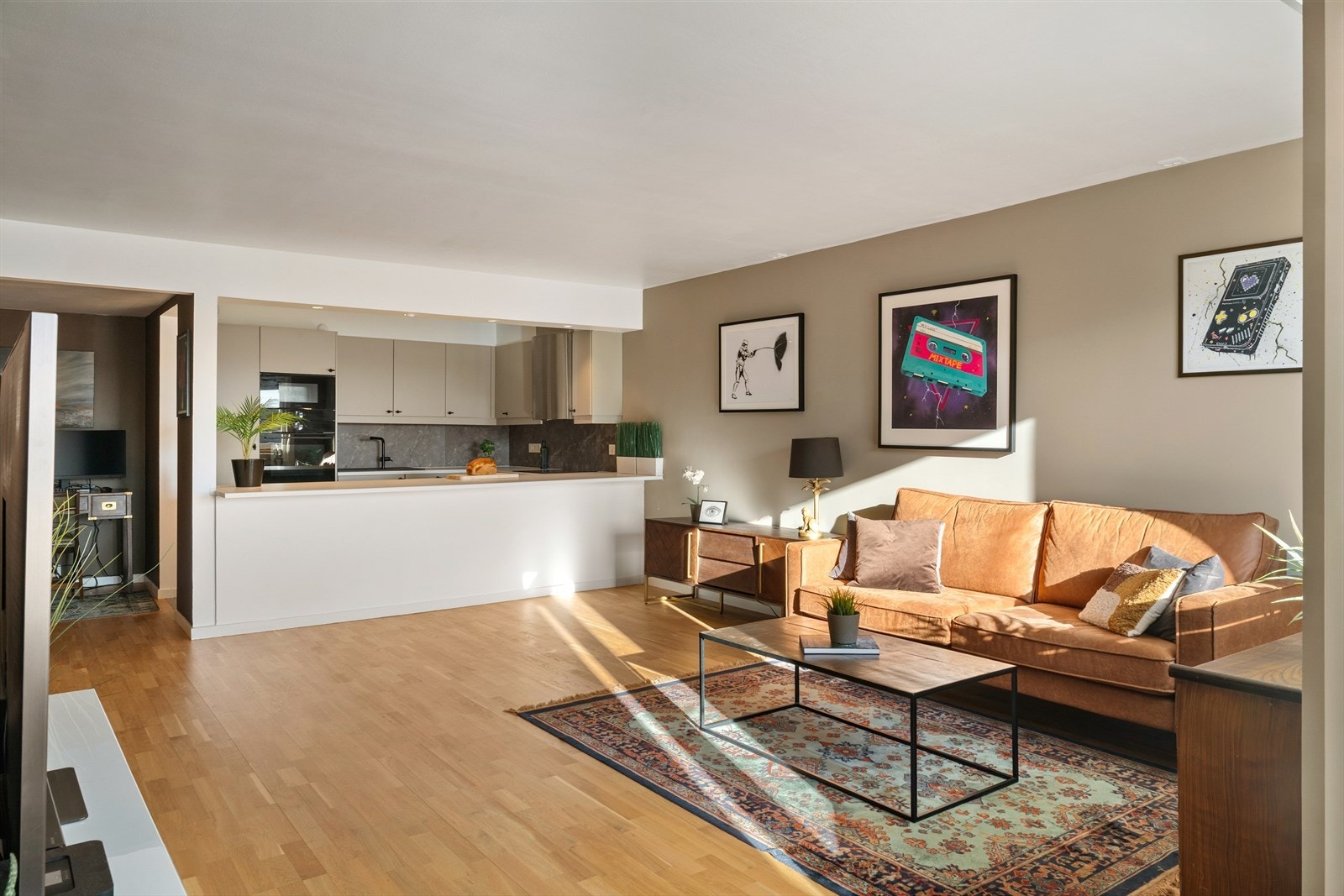 Stue og kjøkken ligger i en åpen løsning som skaper en luftig og sosial sone, perfekt for både hverdag og gjester. Galleribilde