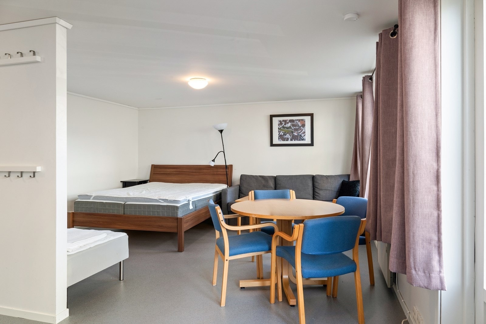 Det finnes også egen utleiedel/gjesterom som kan leies av beboere ved besøk, noe som gir ekstra fleksibilitet ved overnattingsgjester. Galleribilde