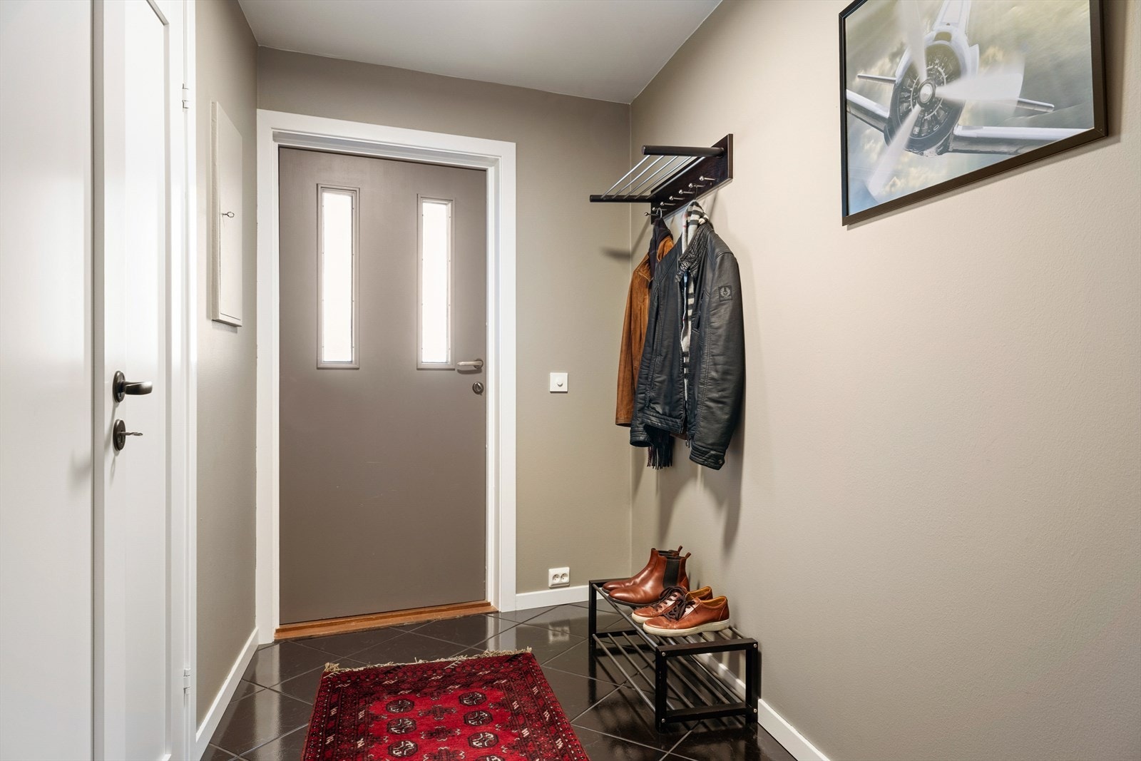 Det første du møter er entreen. Dette inngangspartiet gir et godt førsteinntrykk. Her er det plass til å henge fra seg yttertøy. Galleribilde