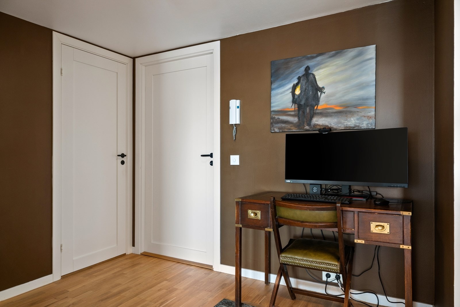 Gulvene er i hovedsak belagt med parkett, med fliser i gang og bod, noe som gir både et lunt og praktisk uttrykk. Galleribilde