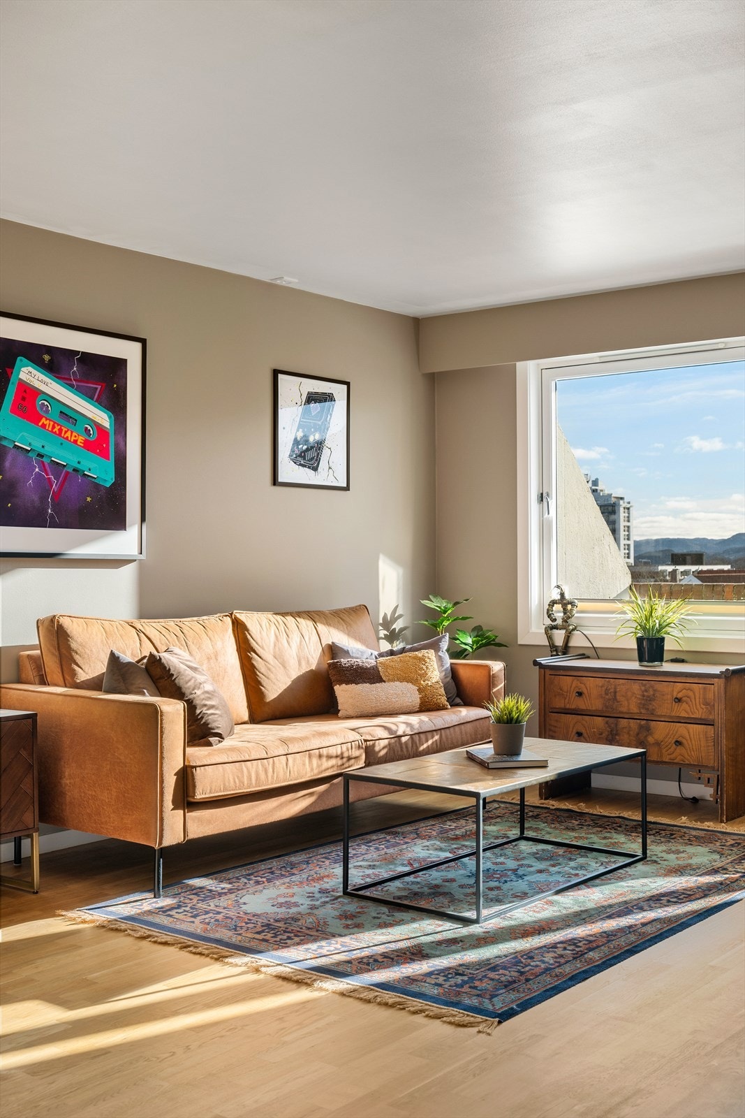 Leiligheten fremstår som moderne og velholdt, med gjennomgående pene overflater. Galleribilde