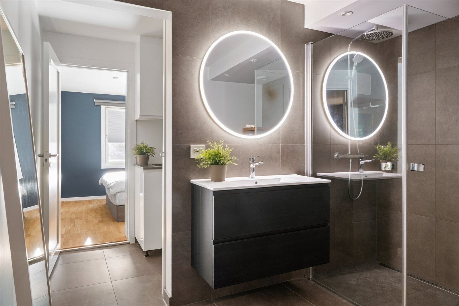 Smart løsning med skyvedør som skjuler et praktisk vaskerom. Galleribilde