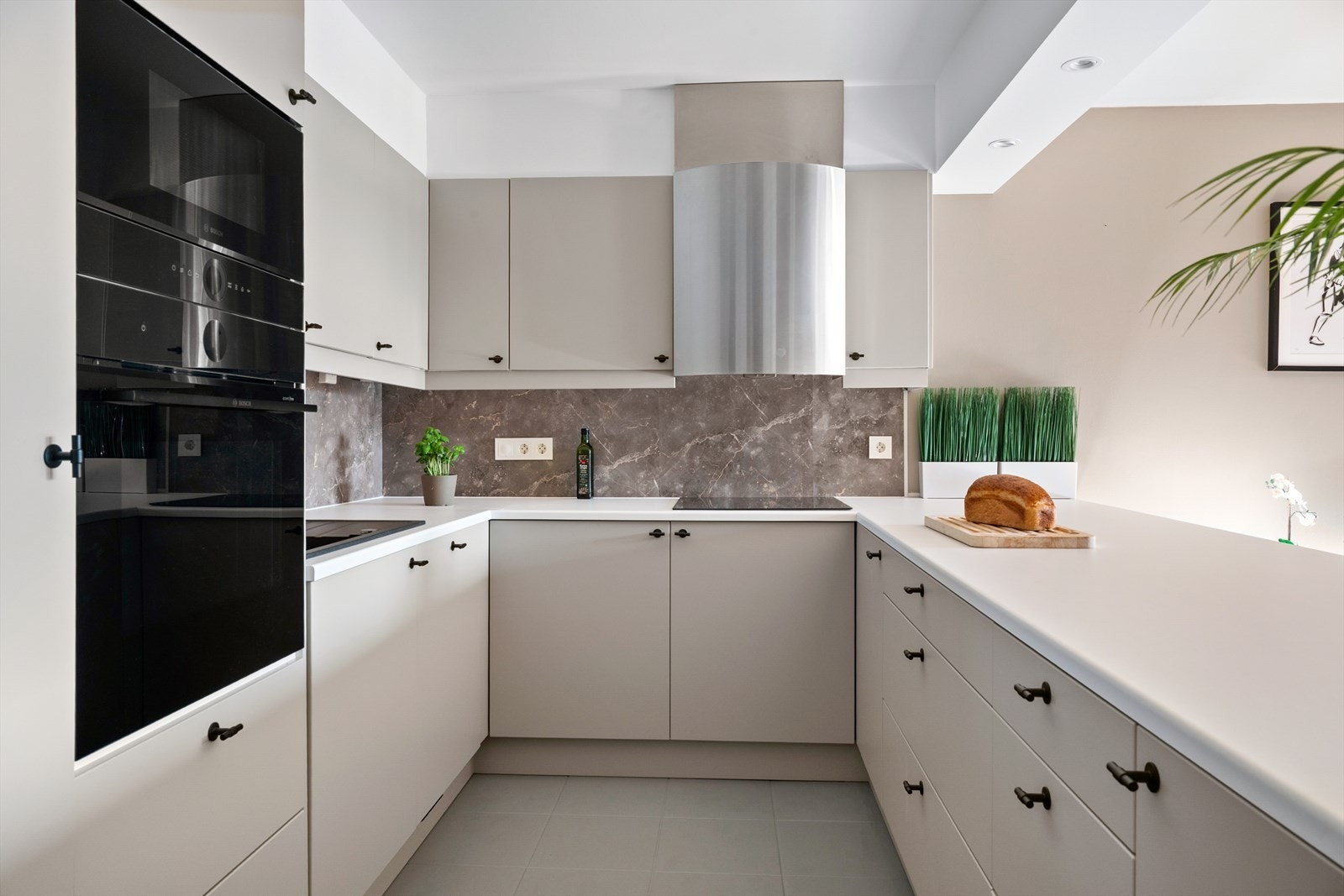 Kjøkkenet ble oppgradert i 2024 og leveres fra Herjedalskjøkkenet. Integrerte hvitevarer inkluderer kjøleskap, stekeovn og induksjonstopp fra Bosch samt oppvaskmaskin fra Asko. Galleribilde