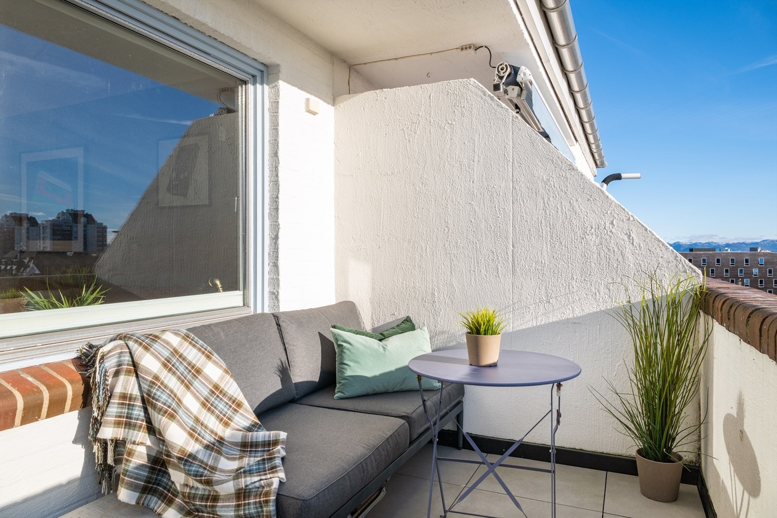 Det er plass til sittegruppe og grill. Til tross for leilighetens sentrale beliggenhet så er likevel lite innsyn. Galleribilde