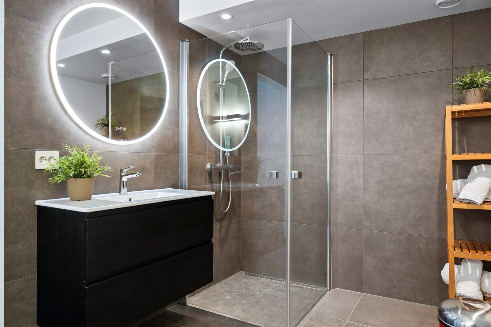 Bad/vaskerommet og toalettrom ble oppgradert i 2020 og holder en god standard. Badet har flislagt gulv med varmekabler, det er dusjhjørne og servant med underskap. Galleribilde