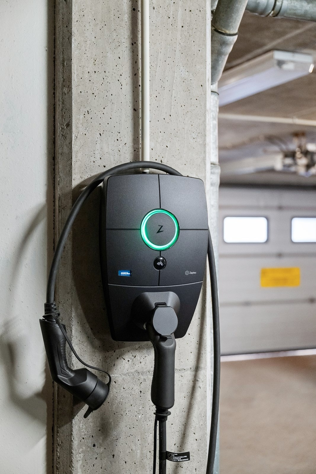 Det er ferdig montert elbillader. Galleribilde