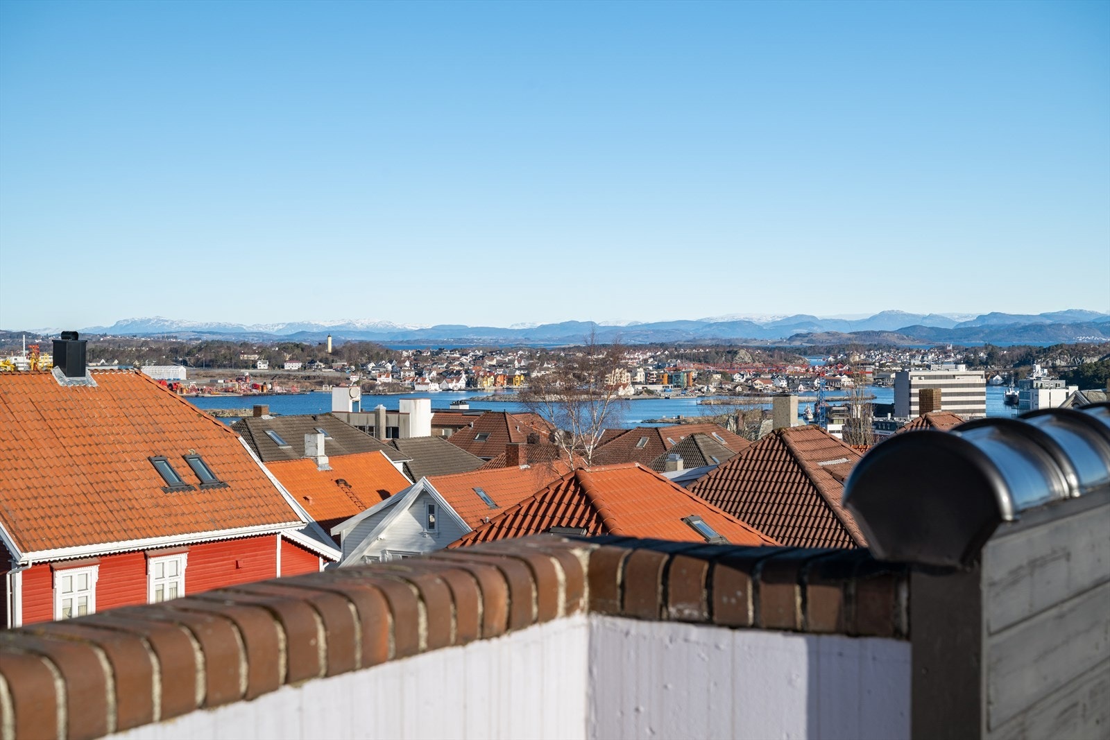 Her kan du nyte en fantastisk utsikt over hele byen, med sittebenker perfekte for hyggelige stunder sammen med familie og venner. Galleribilde