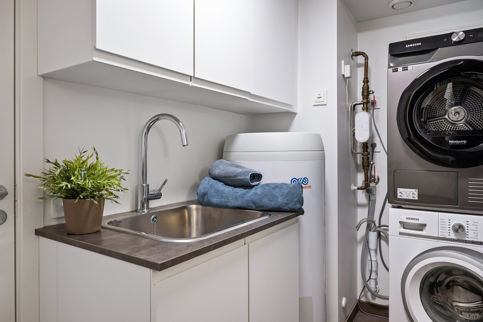 Her finnes utslagsvask, opplegg for vaskemaskin og tørketrommel, samt skap til oppbevaring. Galleribilde