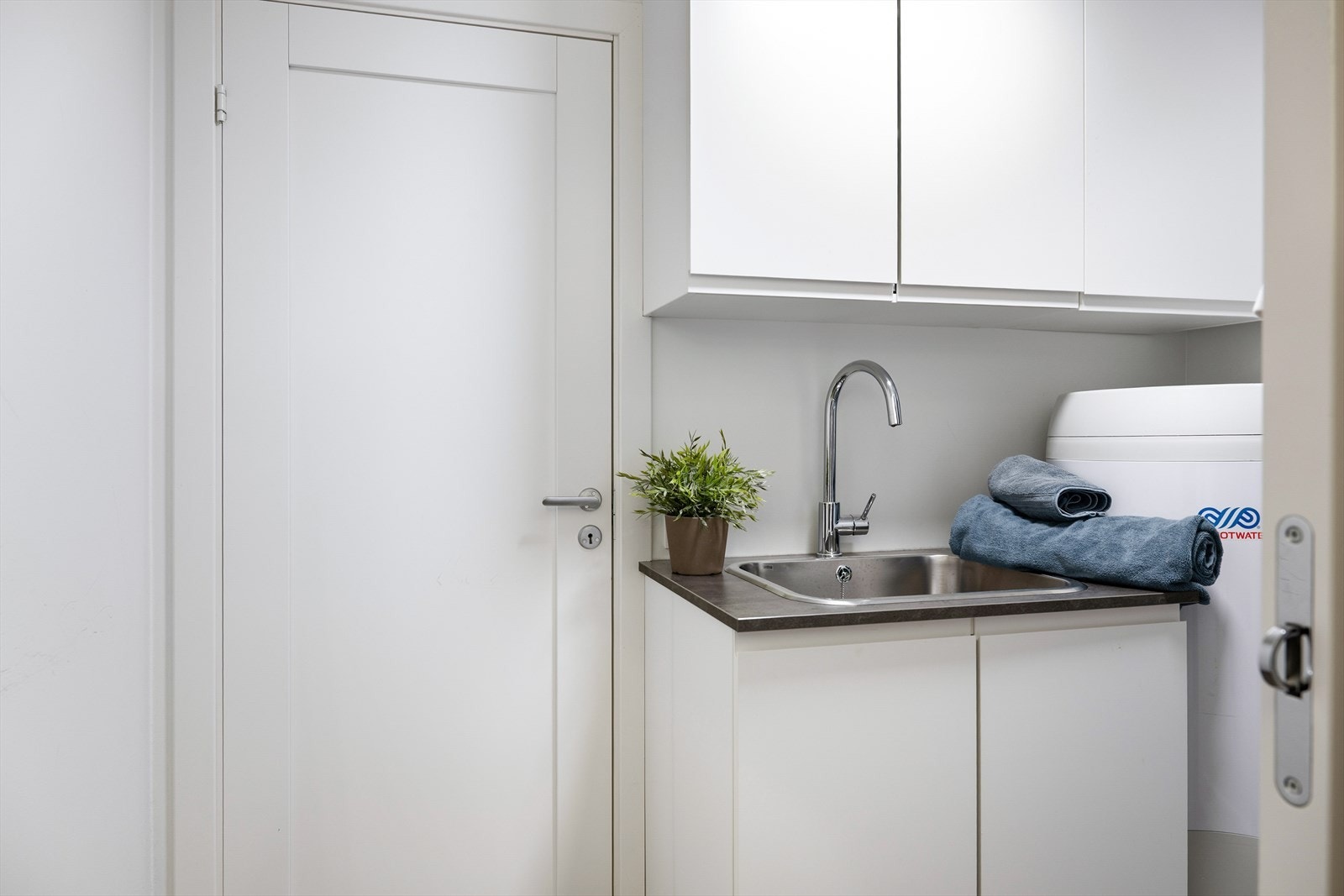 Fra vaskerommet har du en dør til soverommet. Galleribilde