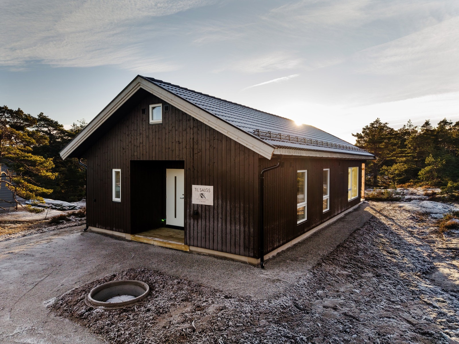 Tomten er relativt flat, gruslagt og ellers bestående av naturtomt Galleribilde