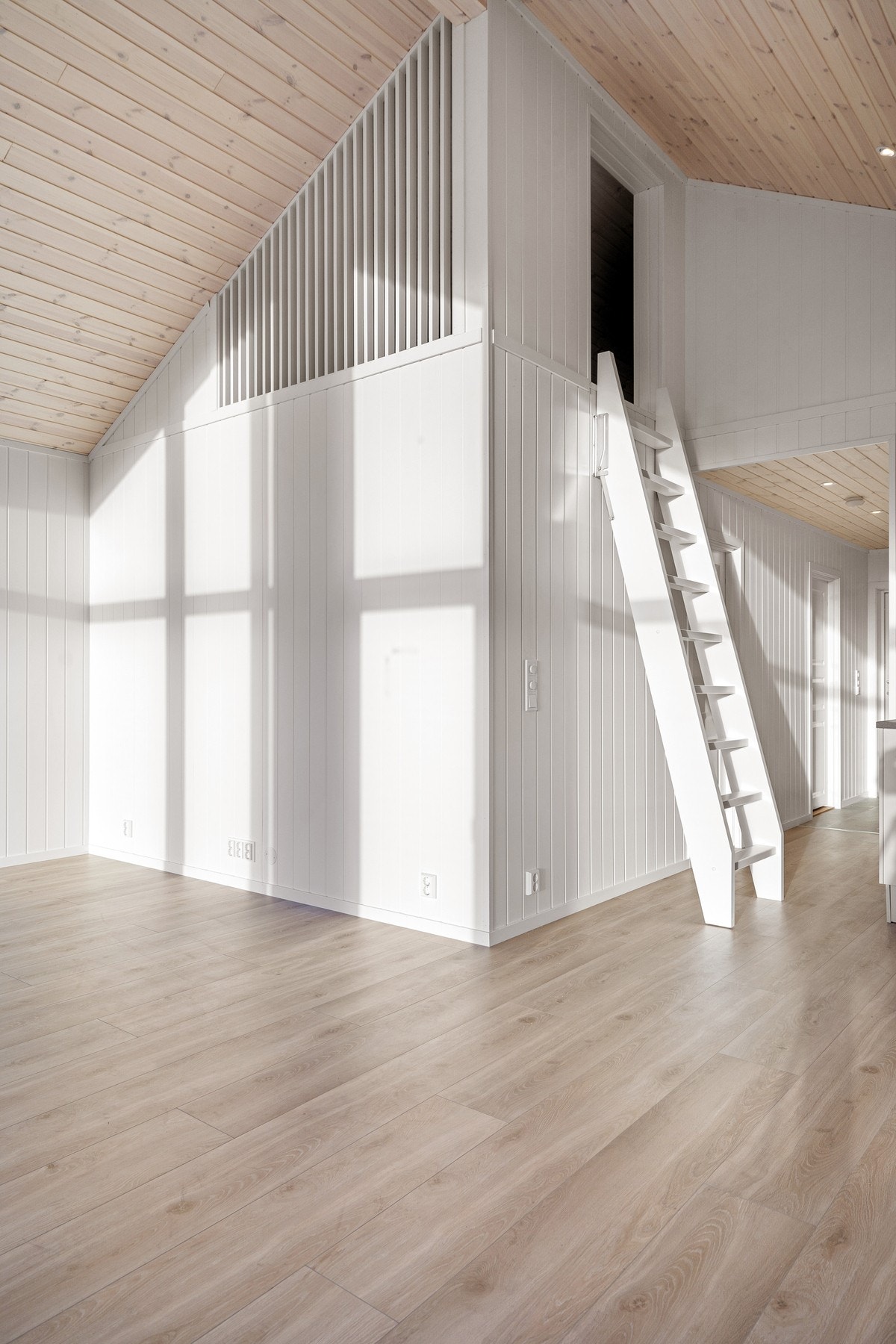 Fra kjøkkendelen er det trapp opp til hems Galleribilde