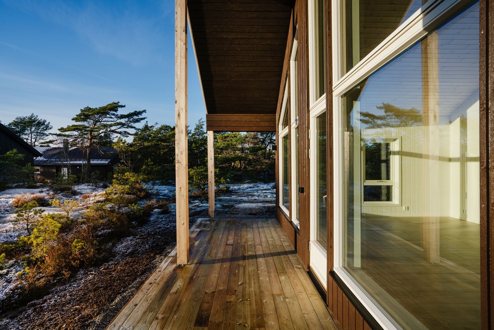 Overbygd terrasse; her vil det være varmt og godt i solveggen Galleribilde