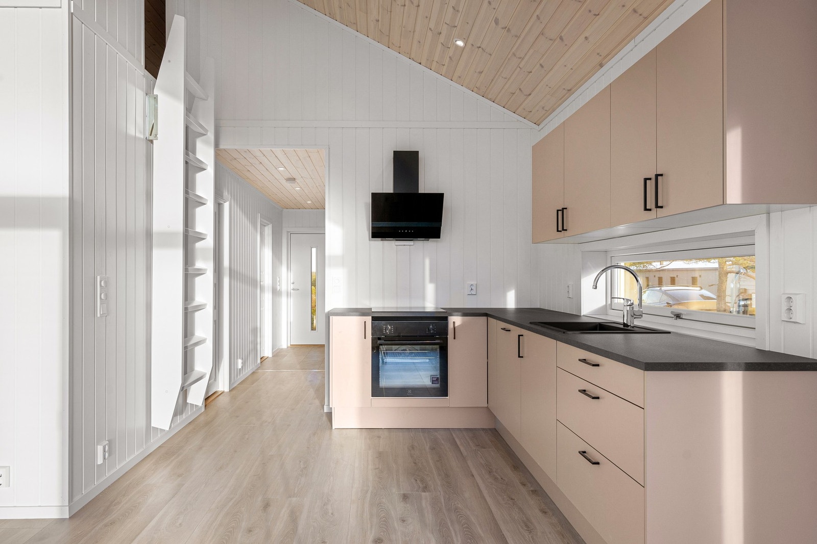 Lyst kjøkken med mørke detaljer gjør det tidsriktig Galleribilde