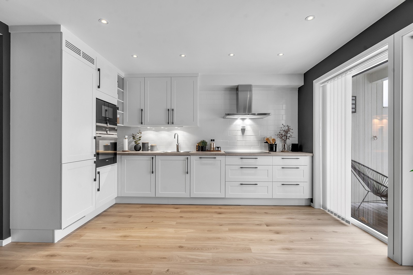 Stilrent kjøkken med oppgraderte tilvalg, rikelig med skap- og benkeplass. Galleribilde