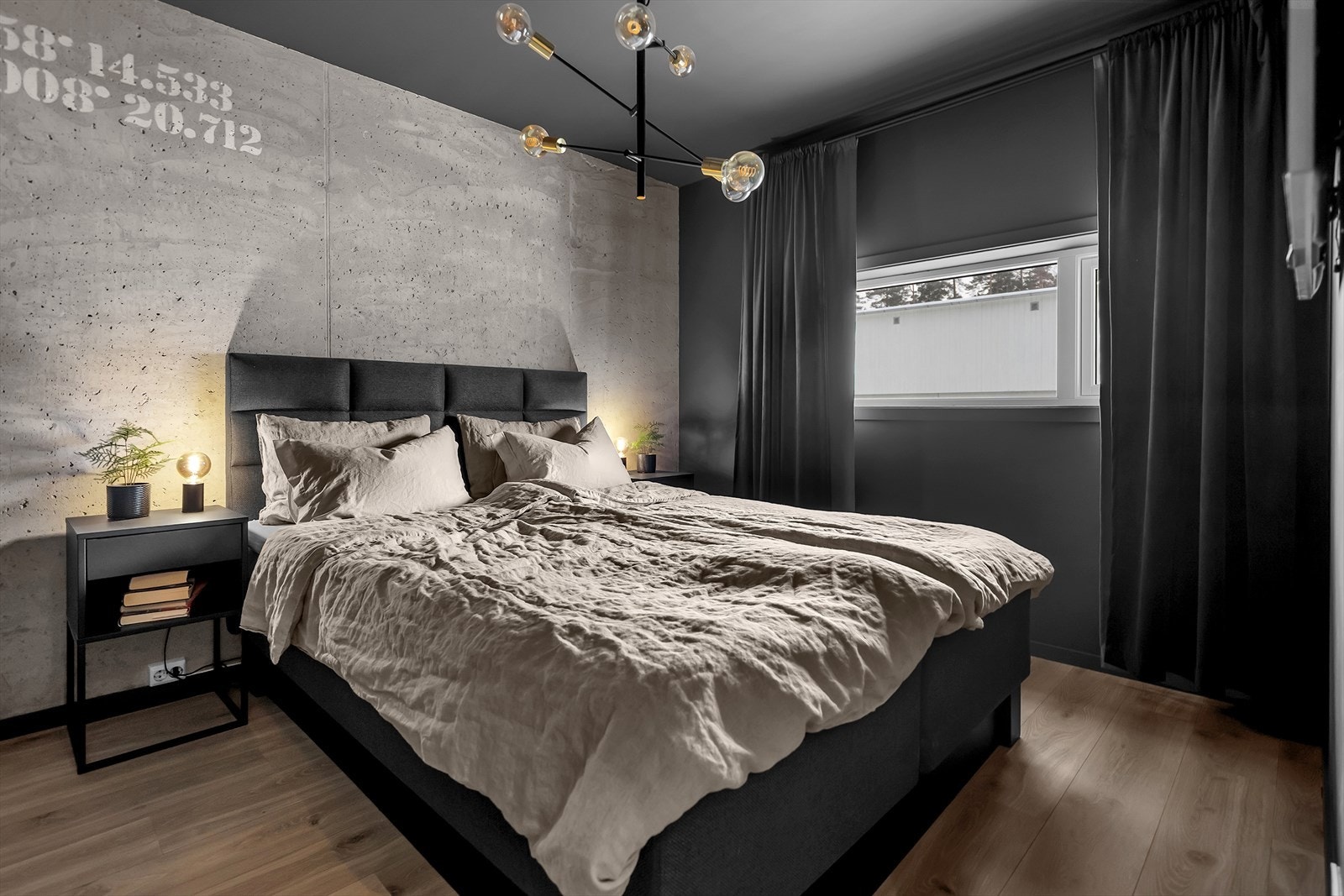 Hovedsoverom med god plass til dobbeltseng og tilhørende møblement. Galleribilde