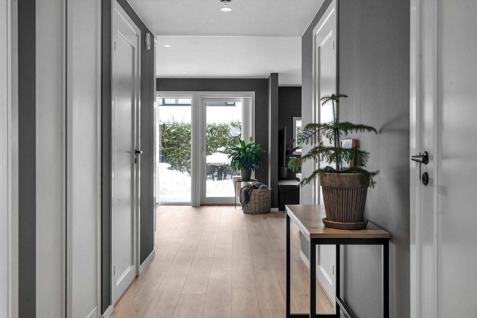 Gjennomgående planløsning som gir godt med naturlig lys og en åpen, luftig atmosfære. Galleribilde