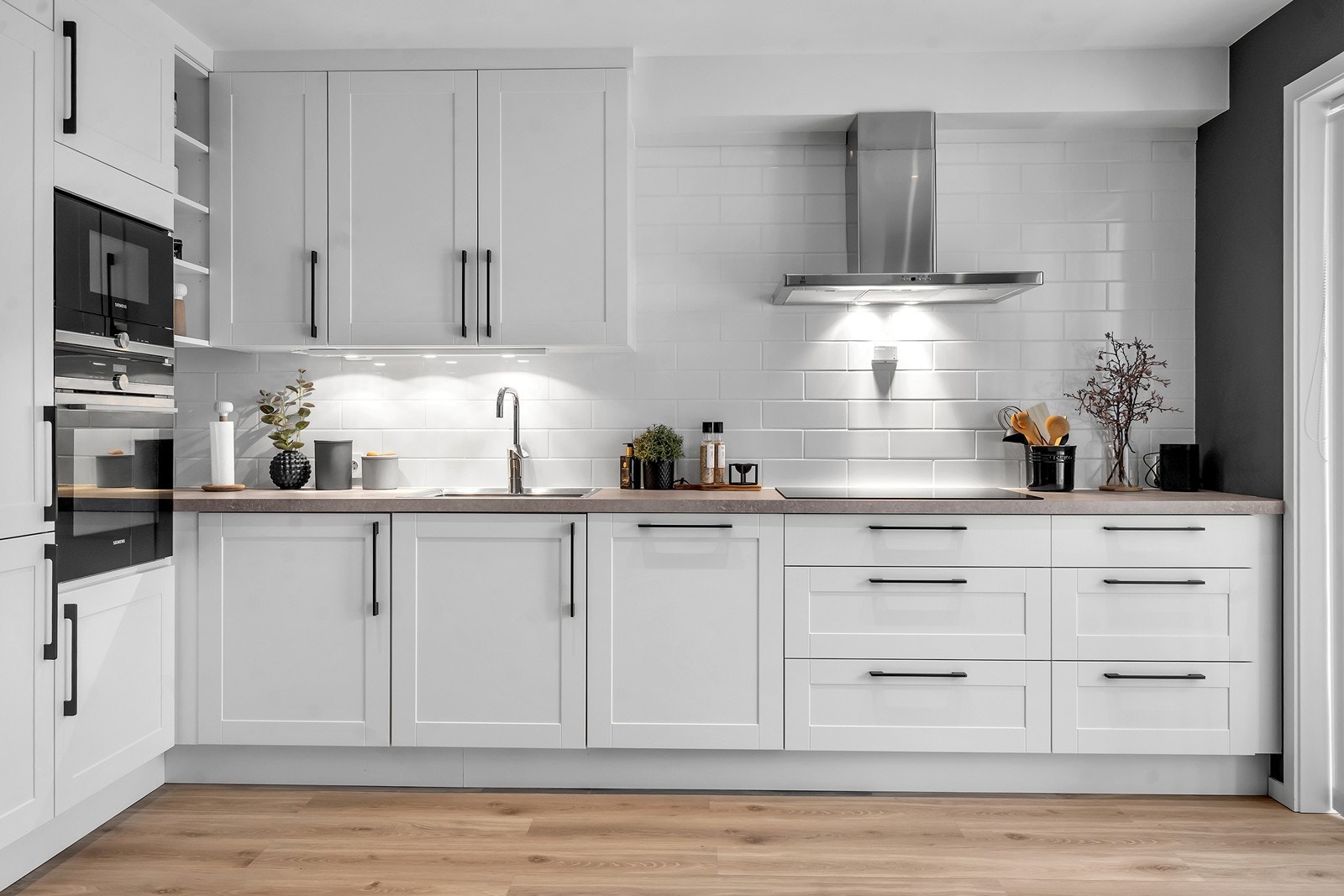 Kjøkkenet er utstyrt med integrerte hvitevarer, herunder kjøleskap, fryser, oppvaskmaskin, stekeovn, platetopp og mikroovn. Galleribilde