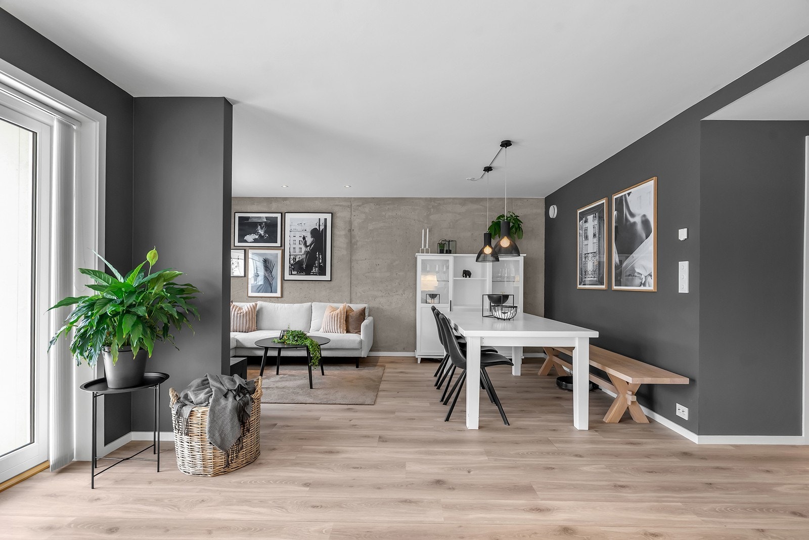 Åpen løsning mellom stue og kjøkken med naturlige soner for både spisestue og opphold. Galleribilde