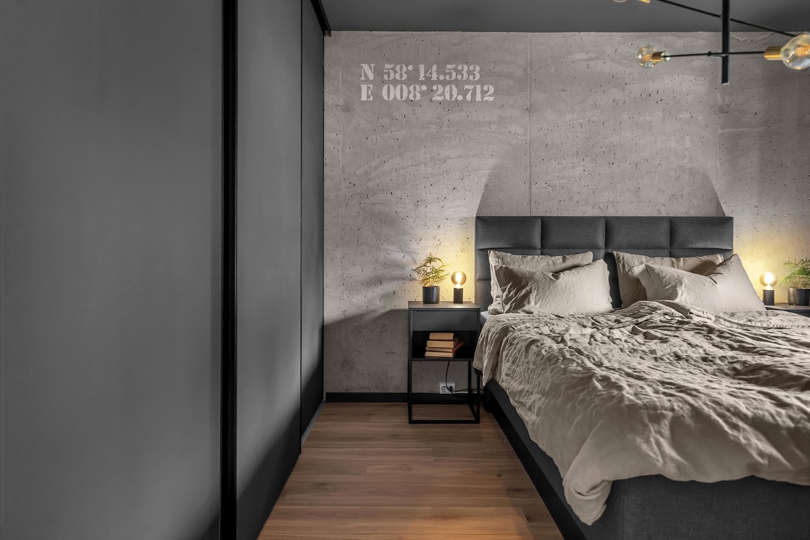 Skyvedørsgarderobe langs vegg gir effektiv og plassbesparende oppbevaring på hovedsoverommet. Galleribilde