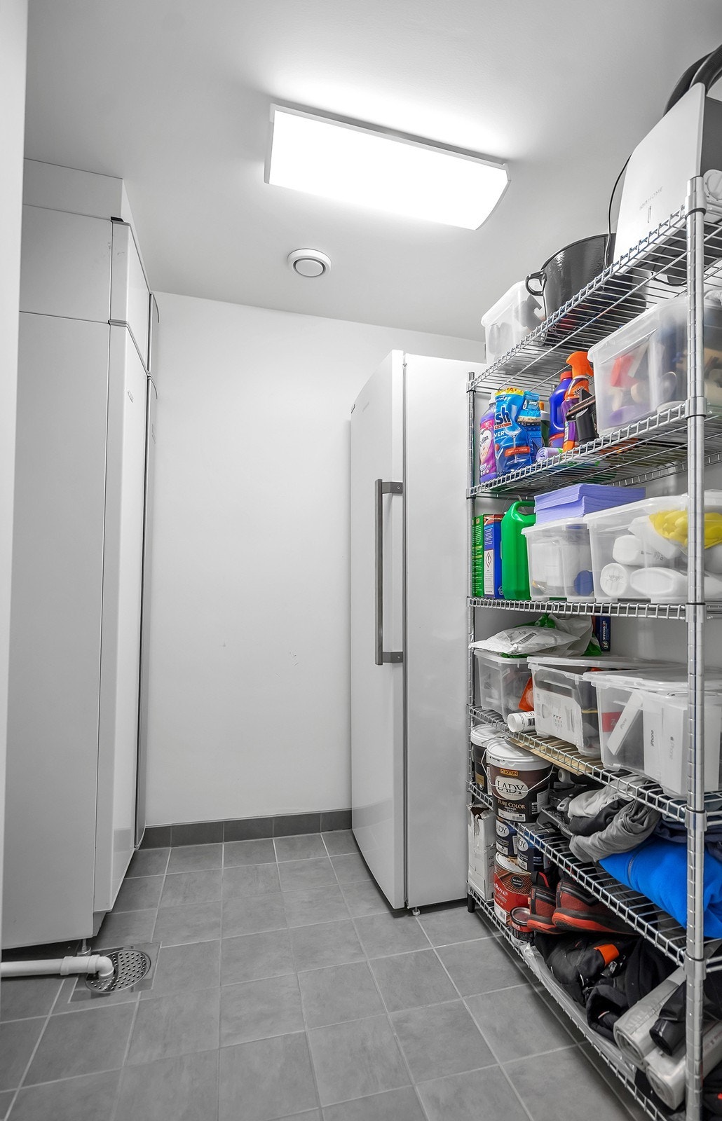 Romslig bod/teknisk rom med rikelig lagringsplass og plass til hyllesystemer. Galleribilde