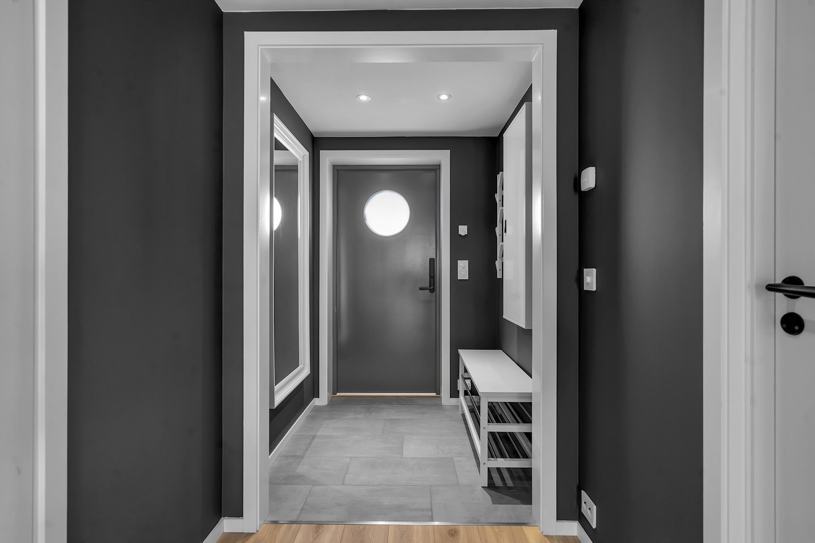 Velkommen inn! Entre med flislagt gulv og vannbåren varme. Galleribilde