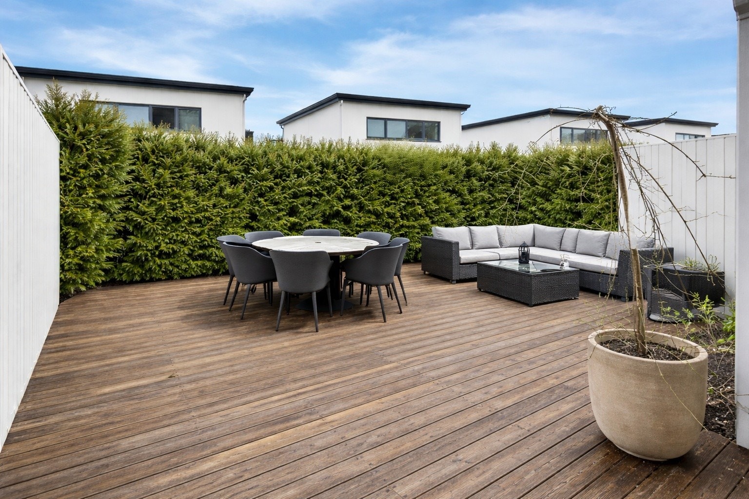 Skjermet uteområde med god plass til utemøbler og hyggelige sammenkomster. (Bildet er AI-generert for å illustrere uteområdet uten snø). Galleribilde