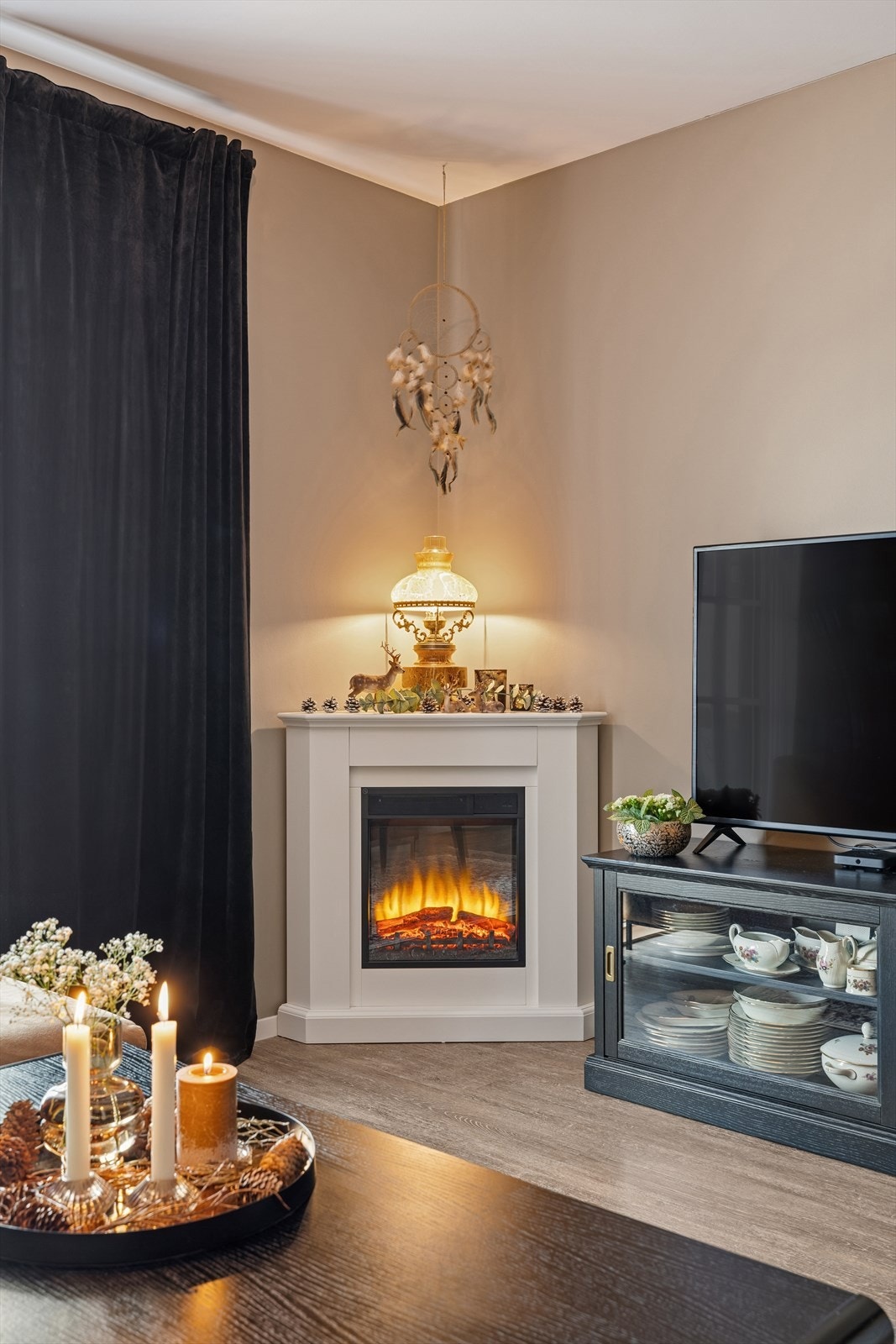 Elektrisk peis som bidrar til god stemning og behagelig temperatur i oppholdsrommet. Galleribilde