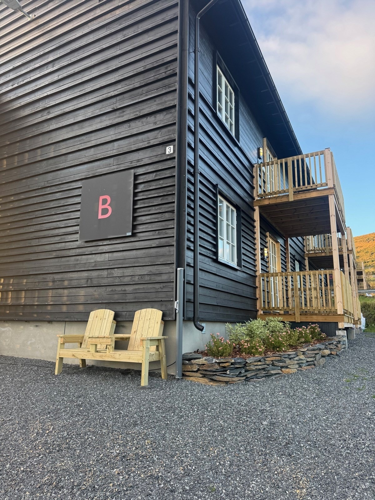 Det er laget et fint steinlagt bed med busker mot friområdet foran leiligheta. Privat bilde. Galleribilde