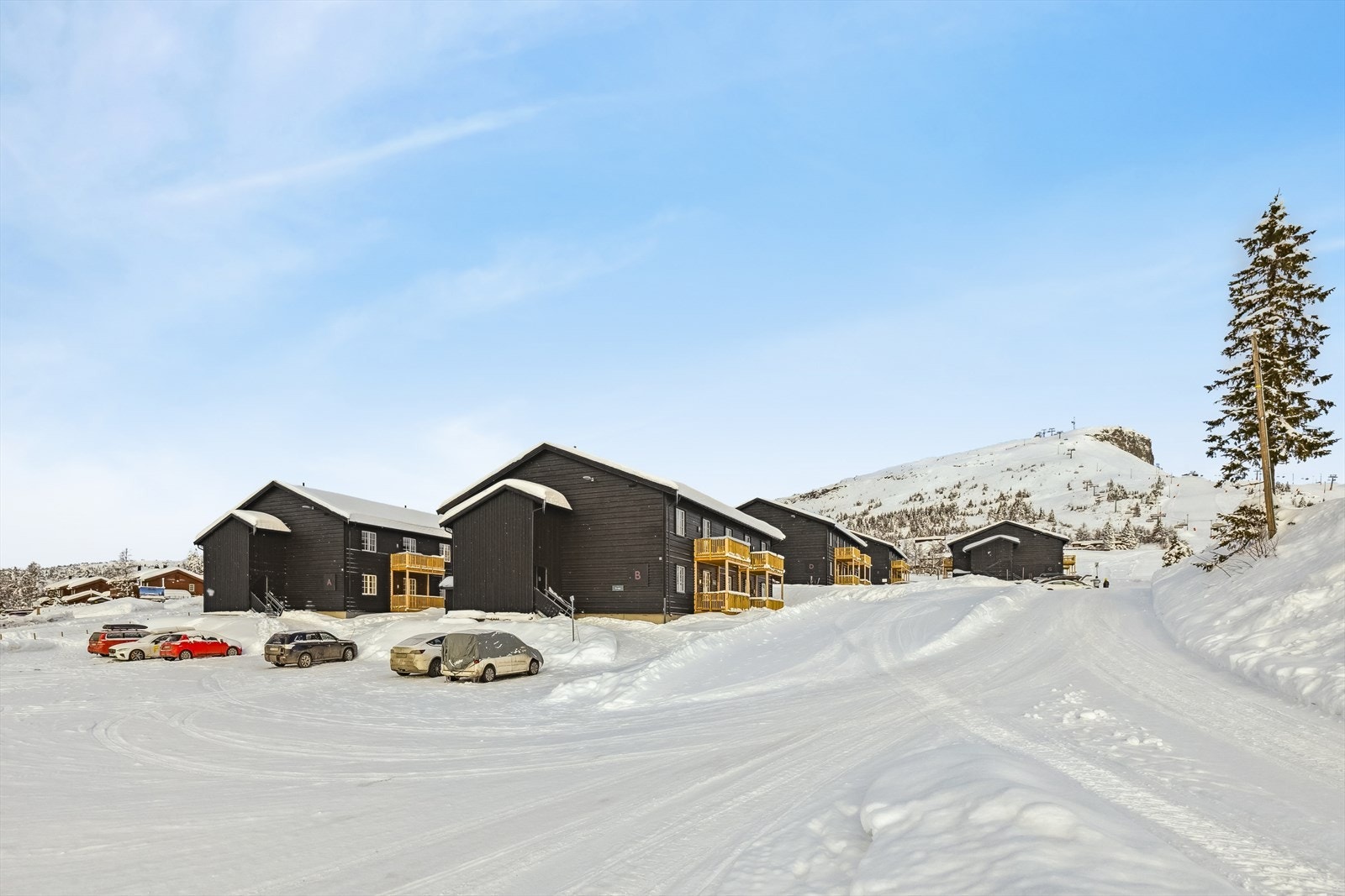 Leiligheten disponerer to utvendige parkeringsplasser på Skitorget. Galleribilde