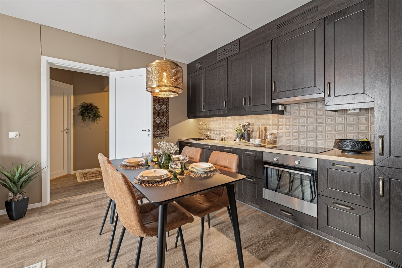 Kjøkkenet har en pen innredning i heltre med profilerte fronter, laminat benkeplate og nedfelt kjøkkenkum. Galleribilde