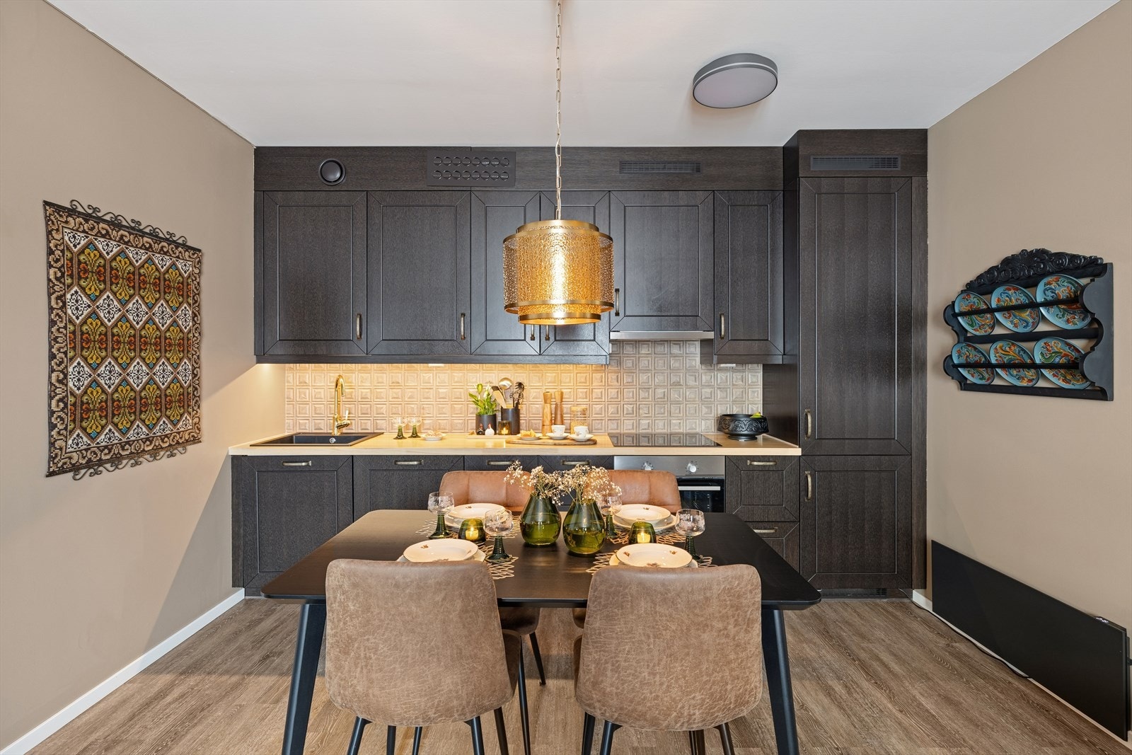 Hvitevarer som komfyr, koketopp, oppvaskmaskin og kombiskap for kjøl/frys er integrert i innredningen. Galleribilde