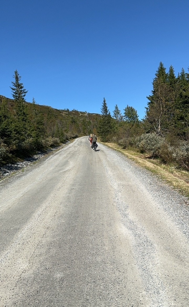 Det er også fine veier å sykle på i flotte omgivelser. Privat bilde. Galleribilde