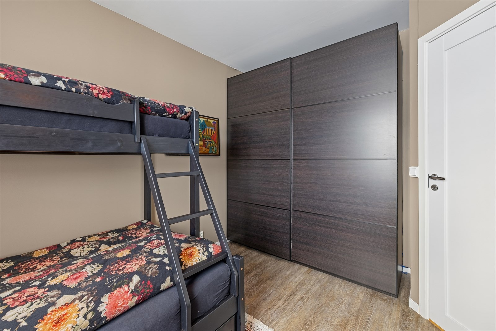 Soverom nr. 2 er innredet med to familiekøyer, noe som utnytter plassen godt og gir flere sengeplasser. Galleribilde