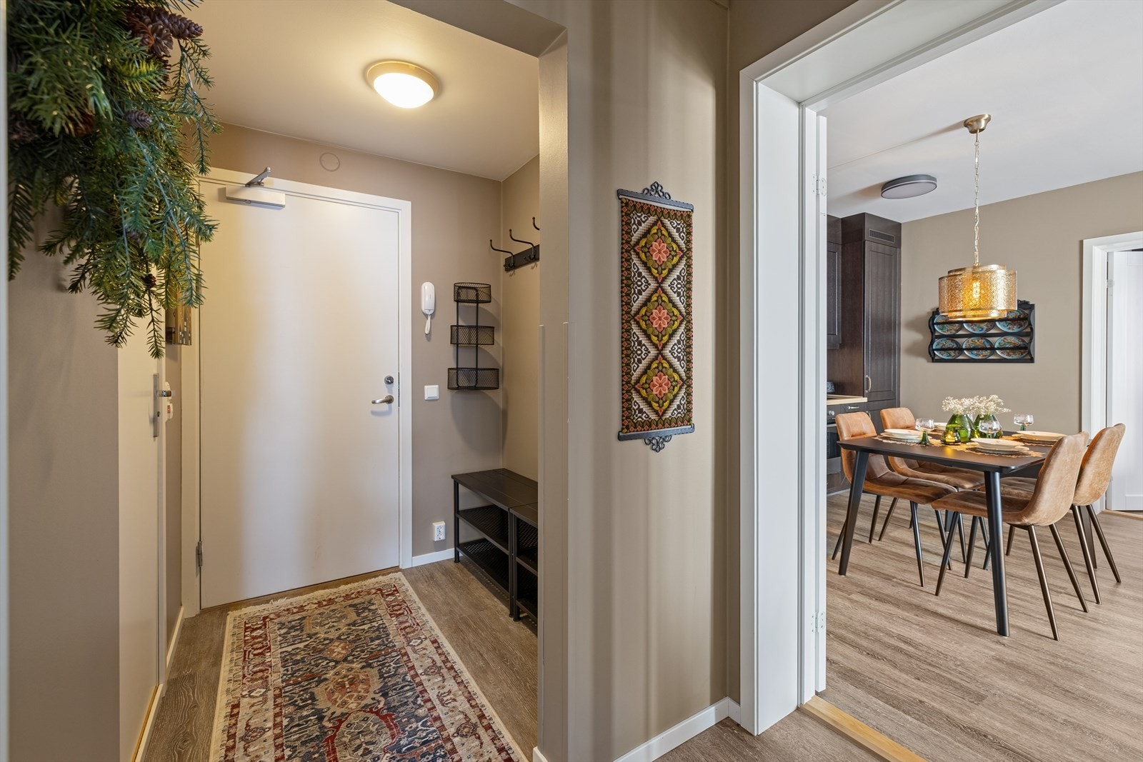 Slette vegger og pene gulv med slitesterk vinylklikk er gjennomgående i hele leiligheten. Galleribilde