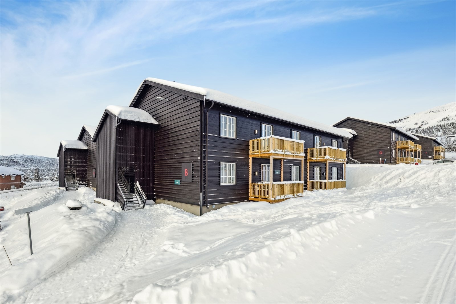 Det er stort friareal foran leiligheten, som gjør det trygt for barna å leke ute. Galleribilde