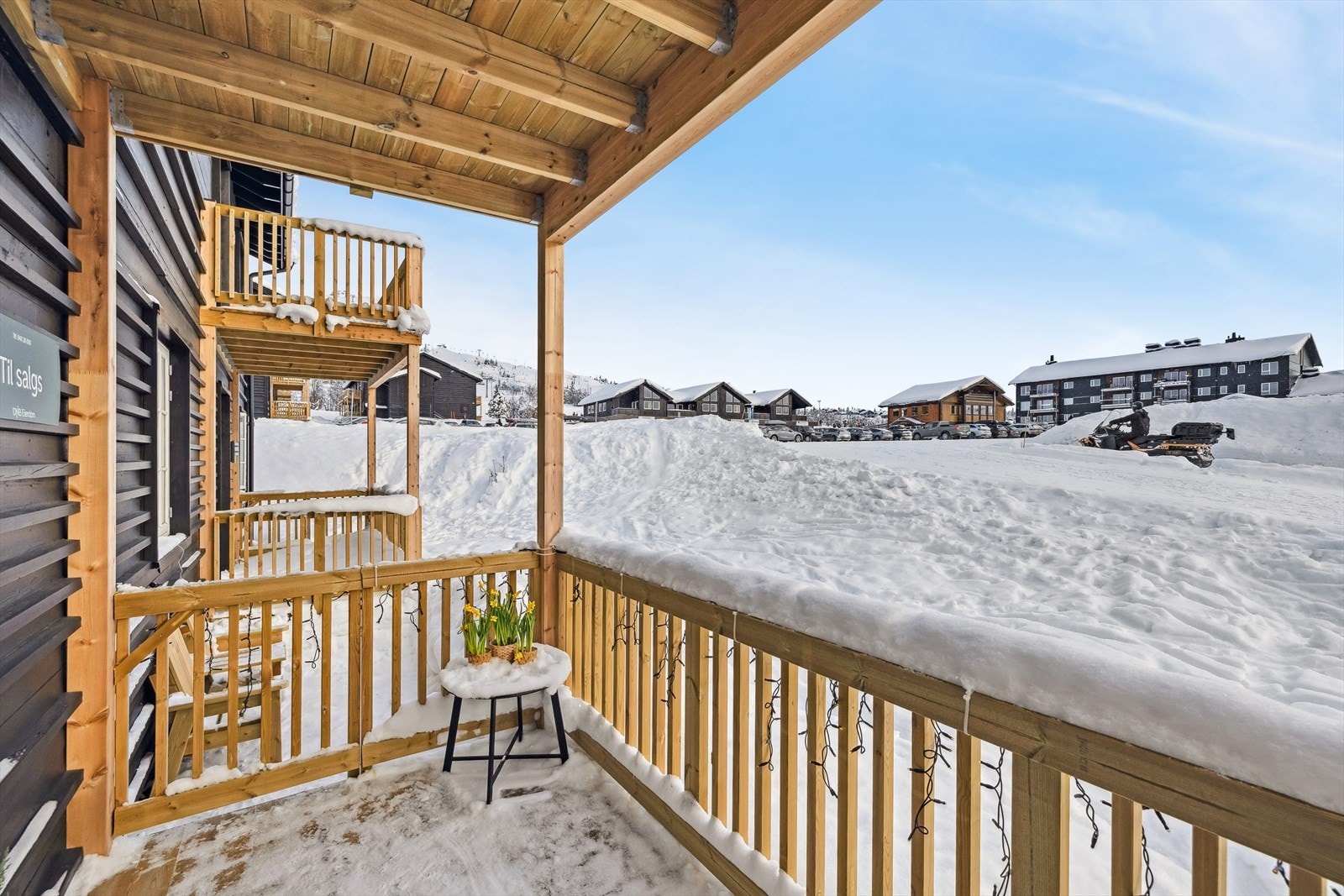 Terrassen fra 2025 har port ned til bakkeplan. Her har du fin utsikt mot friarealet, alpinanlegget og Skeikampen. Galleribilde