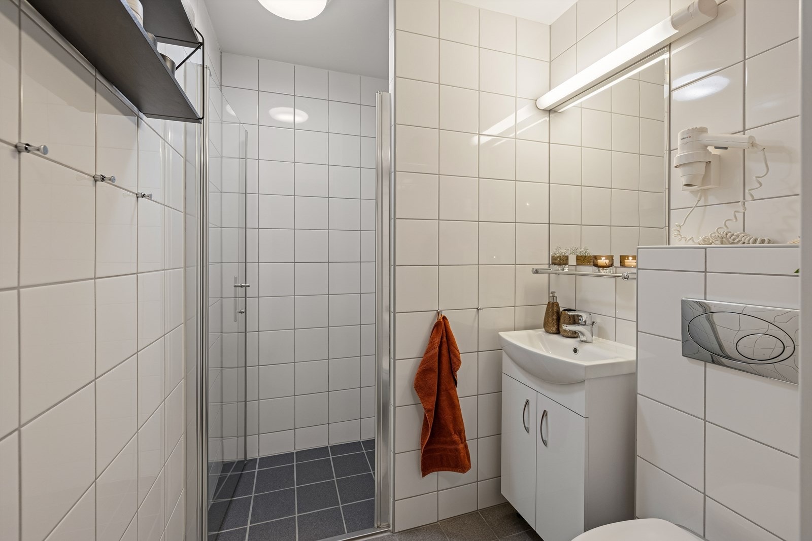 Leiligheten har to flislagte bad som ligger i praktisk tilknytning til de to soverommene. Galleribilde