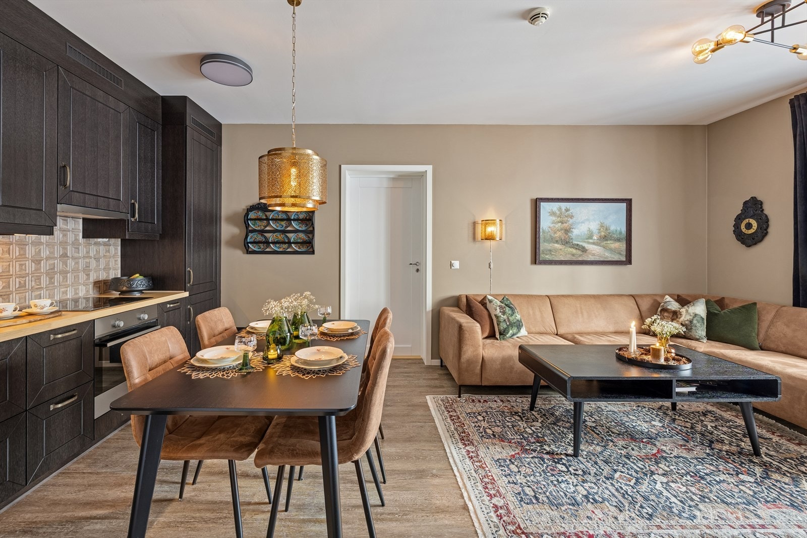 Kjøkkenet ligger i åpen og sosial løsning, noe som skaper en naturlig flyt mellom matlaging og måltider. Galleribilde