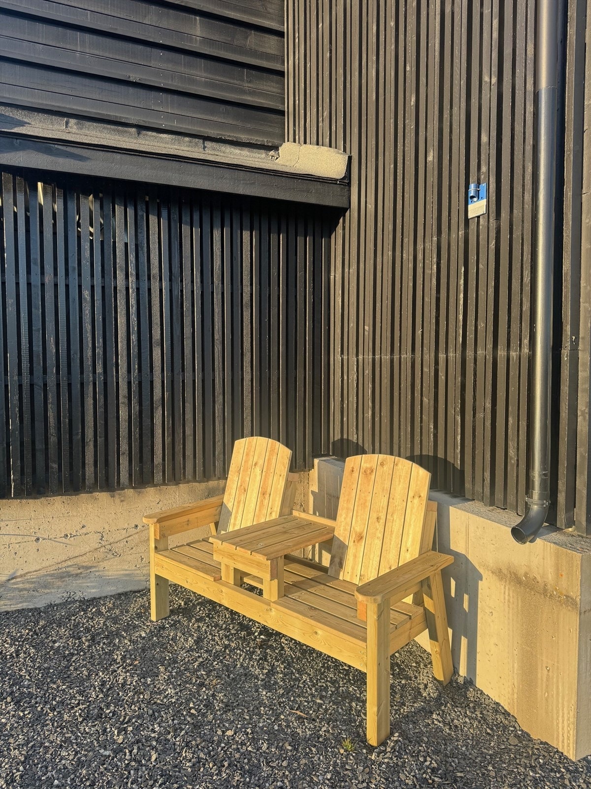 Det er flere plasser hvor man kan nyte solen på fellesområdet foran leilighetene. Privat bilde. Galleribilde