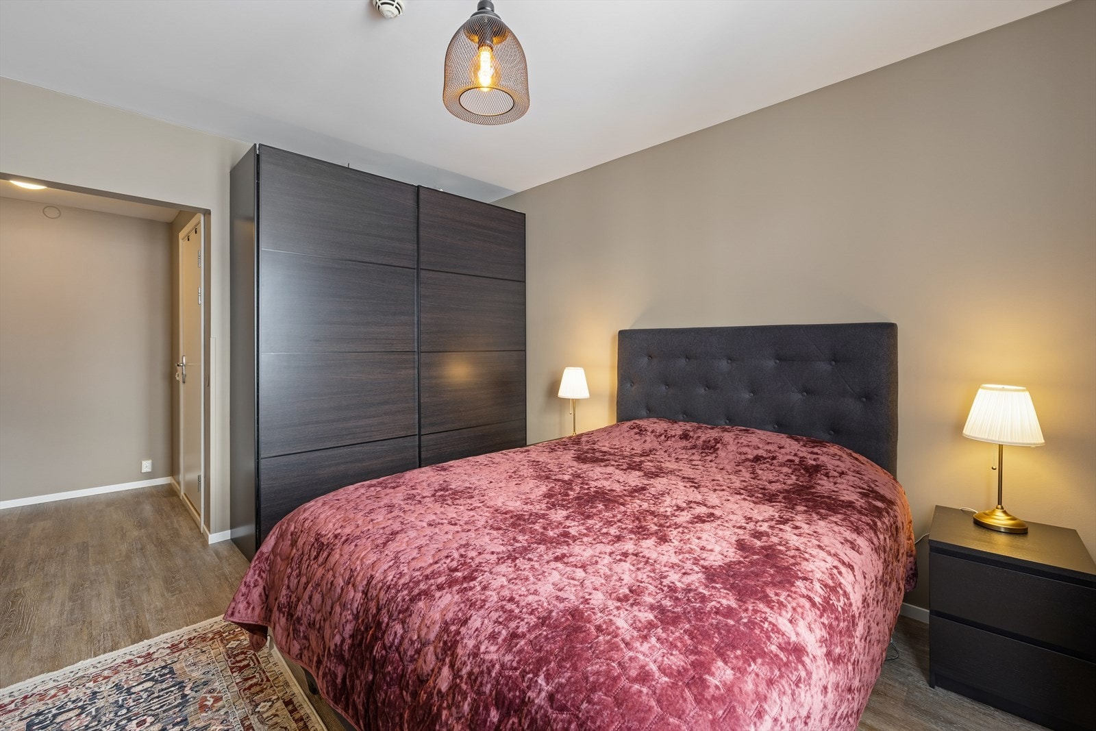 Skyvedørsgarderobe gir effektiv oppbevaring og utnytter rommet godt. Galleribilde