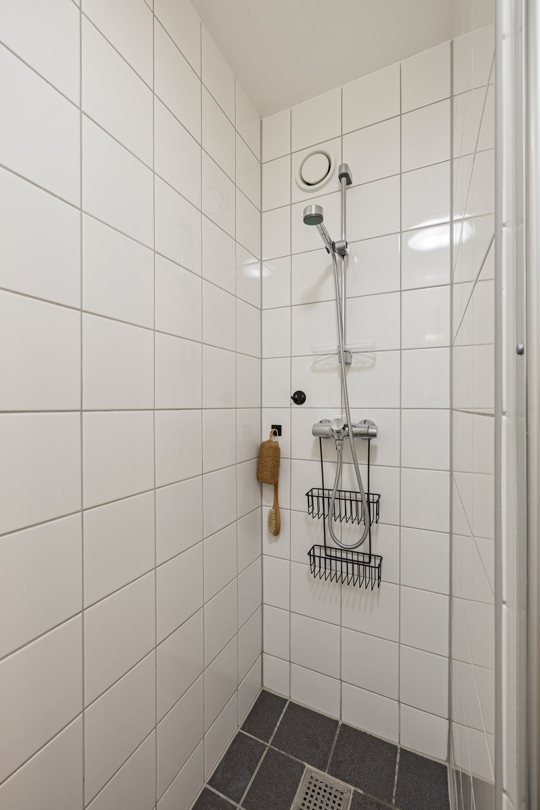 Badene er innredet med baderomsinnredning, speil med belysning, dusjnisje og vegghengt toalett. Galleribilde