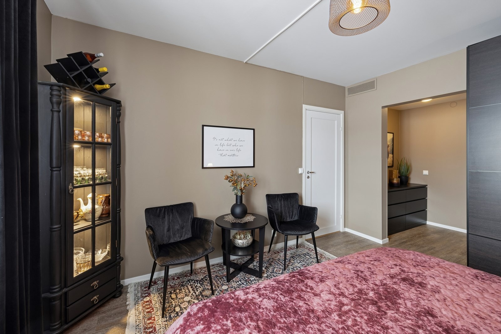 Det er god plass til en sittegruppe på hovedsoverommet, som gir en hyggelig lesekrok. Galleribilde