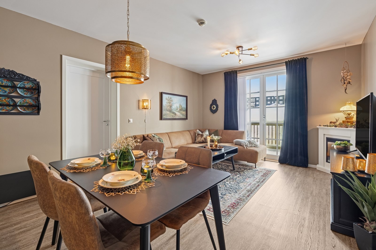 Gjennomgående gode kvaliteter, moderne innredning og delikate fargevalg preger hele leiligheten. Galleribilde