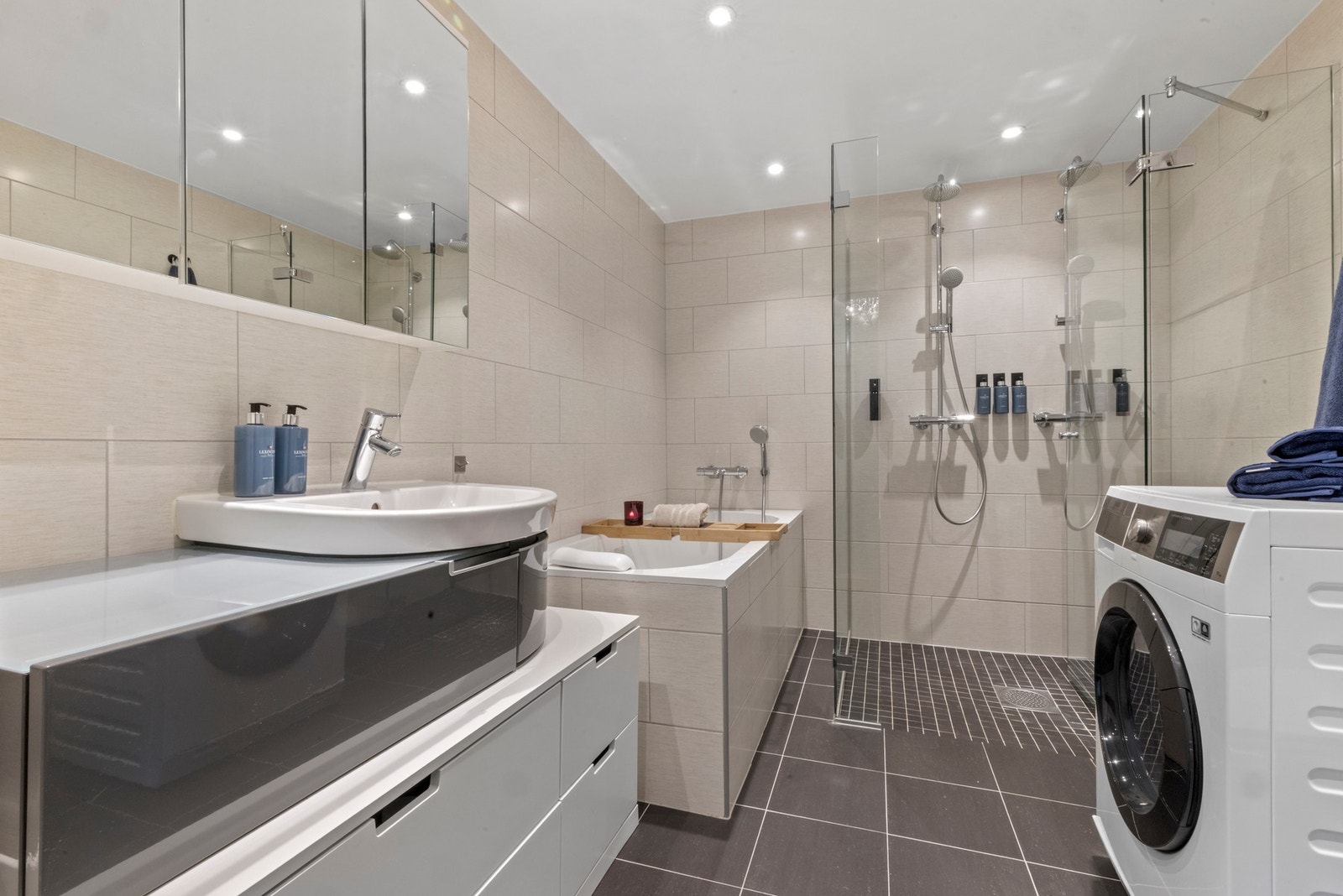 Tidsriktig bad fra 2014 med badekar og dobbel regndusj Galleribilde