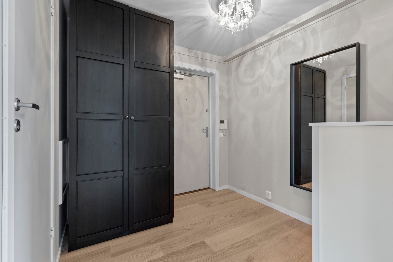 Romslig entrè med god plass til garderobe Galleribilde